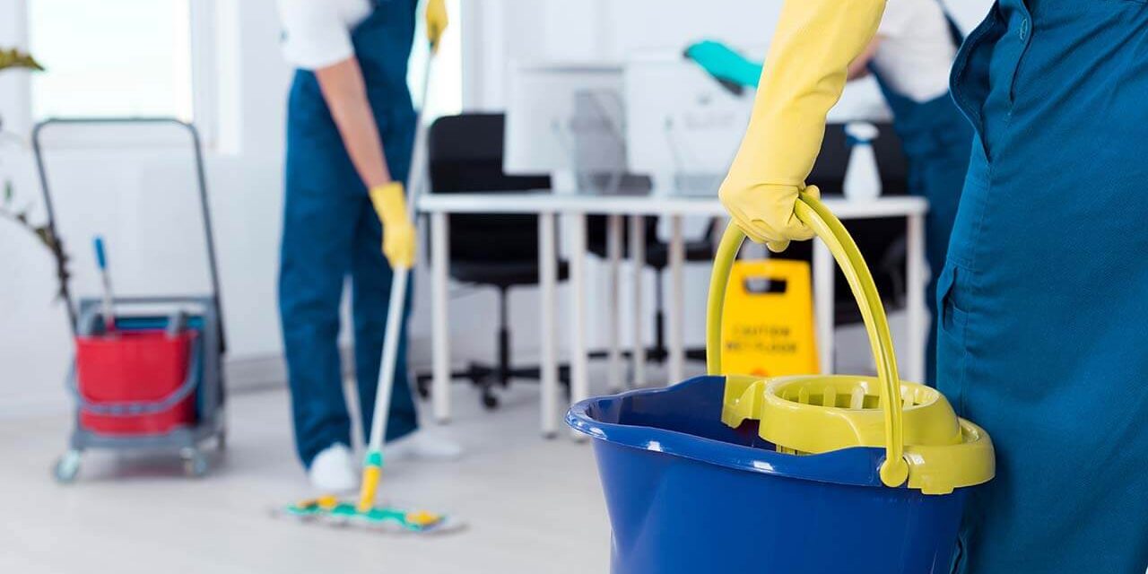 Sprzątanie biur i powierzchni komercyjnych – nowoczesne narzędzia i chemia profesjonalna