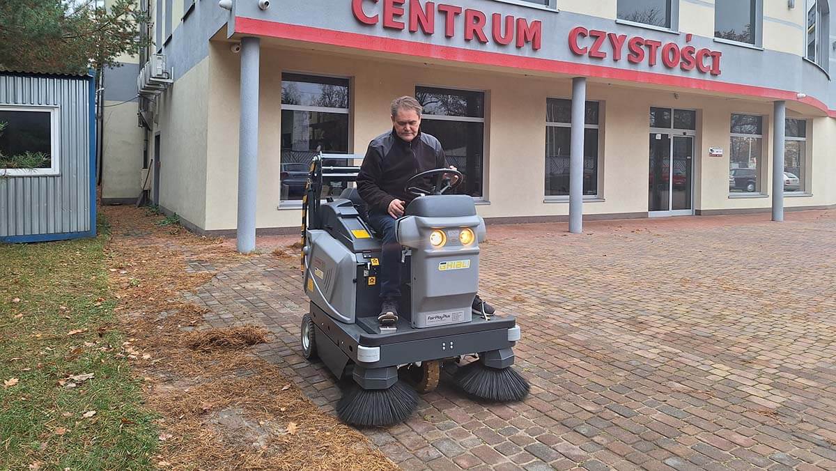 zamiatarka samojezdna HS R 130 ADM